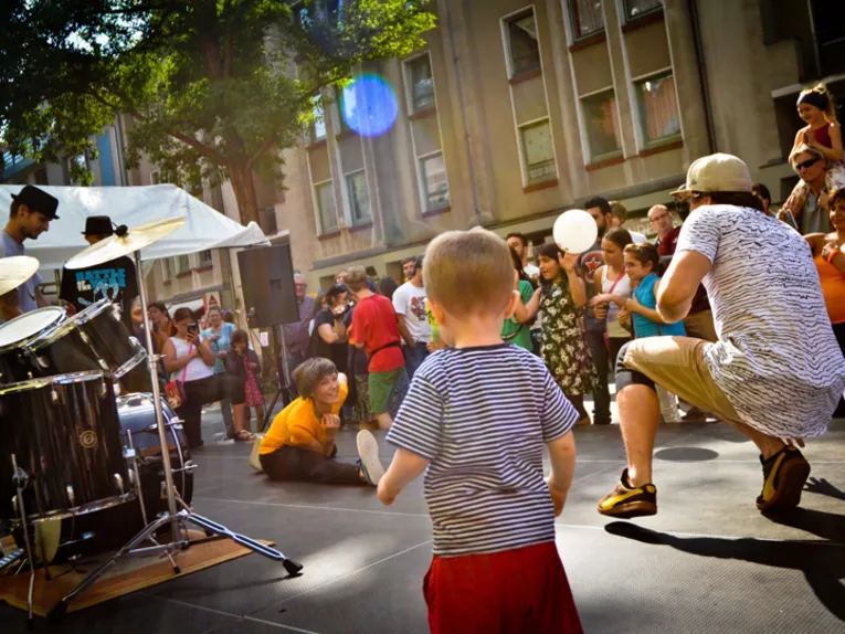 Straßenfest auf der autofreien Deisterstraße.