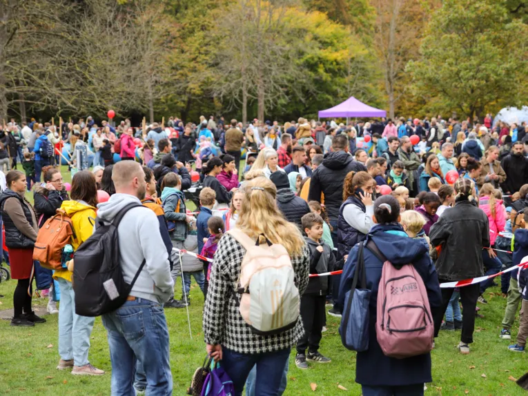 Menschen beim Tiergartenfest.