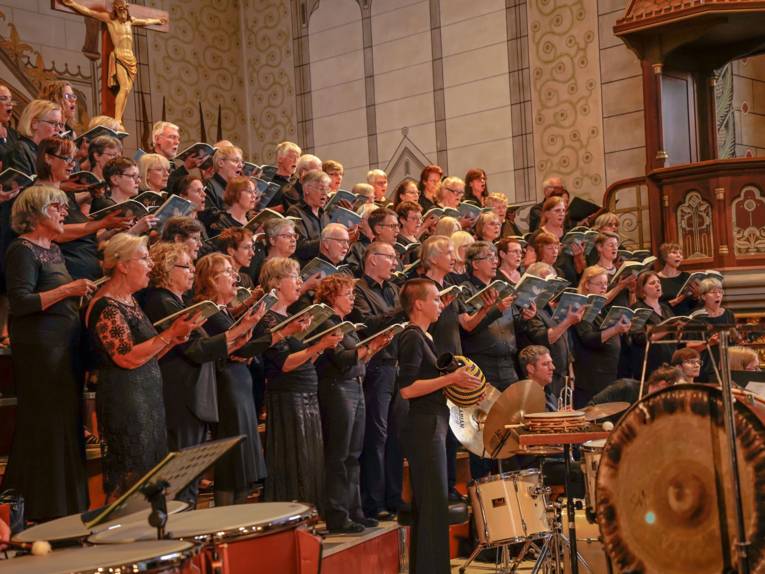 Chor und Orchester in einer Kirche.