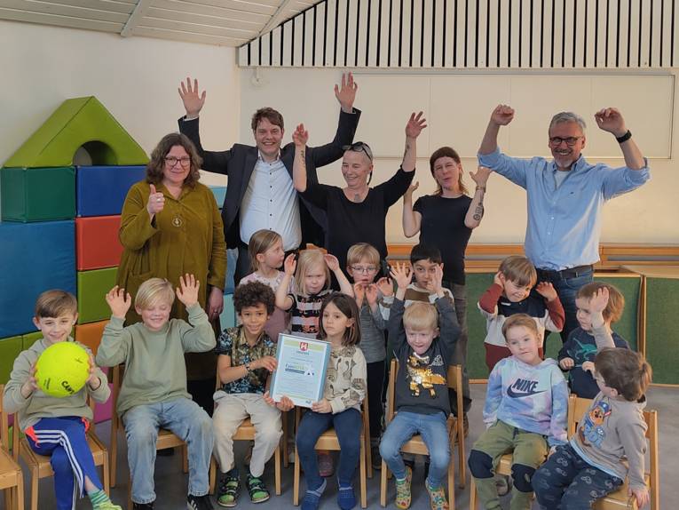 Eine Gruppe von Erwachsenen und Kindern.