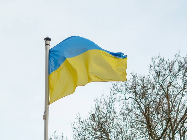 Die Flagge der Ukraine im Wind.