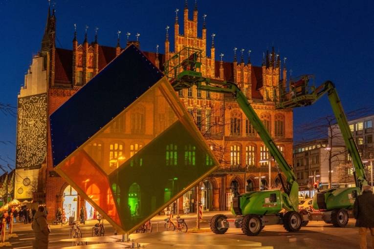 Das Stadtbild Hannover mit dem Alten Rathaus und der Marktkirche  im Hintergrund und einer Kunst Installation im Vordergrund.