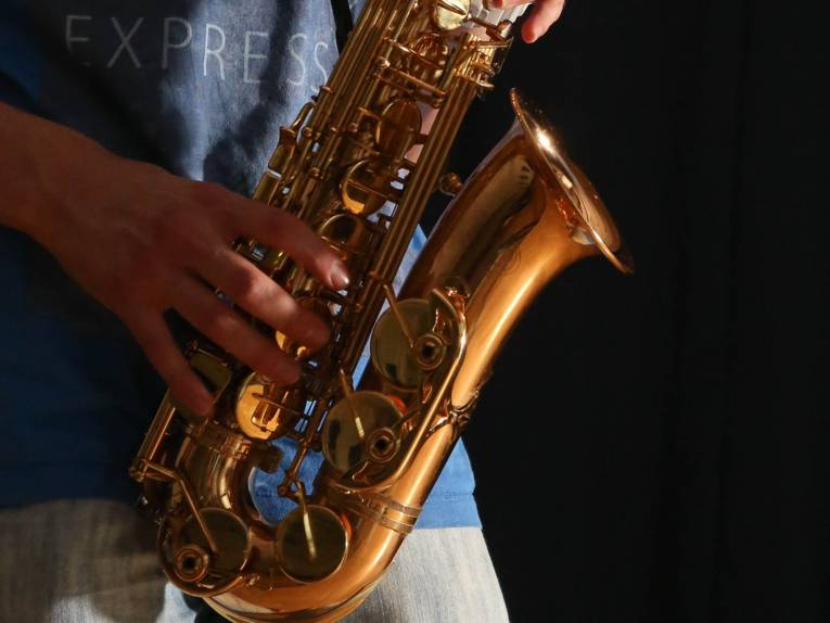 Eine Person, die Saxophon spielt.