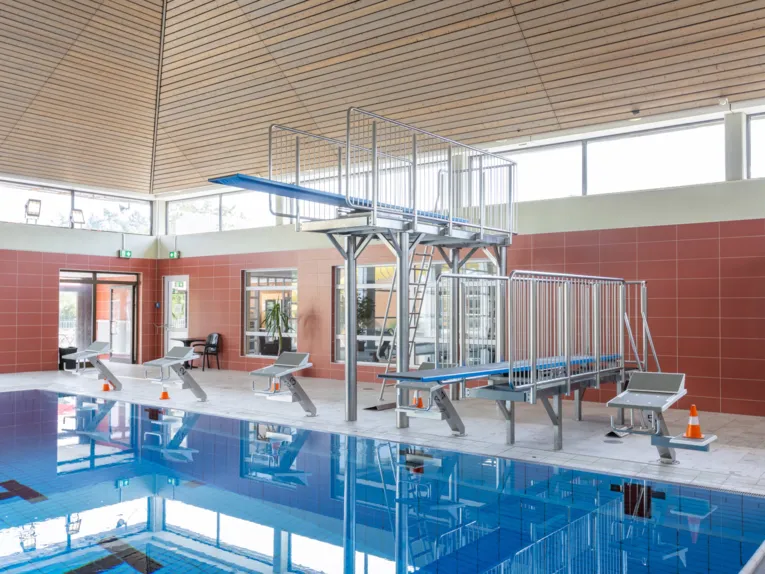 Sprungturm im Innenbereich des Hallenfreibades Burgdorf