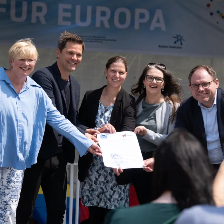 Von links nach rechts: Die Dezernentin der LHH Susanne Blasberg-Bense, der Regionspr&auml;sident Steffen Krach, die Europaministerin Wiebke Osigus, die B&uuml;rgermeisterin der Stadt Pattensen Ramona Schumann und der Gesch&auml;ftsf&uuml;hrer der Metropolregion GmbH unterschreiben die Hannover-Erkl&auml;rung f&uuml;r Vielfalt und Demokratie in Europa.