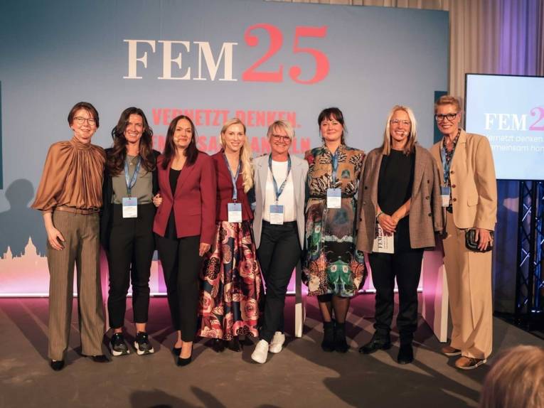 Frauen auf einer Bühne