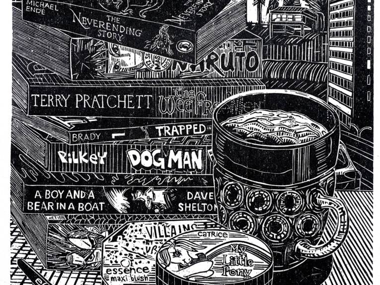 Zu sehen ist ein kontrastreicher Holzschnitt von Gabriela Jolowicz: Im Hintergrund stapeln sich populäre Bücher und Mangas, davor sind weitere Gegenstände angesammelt.