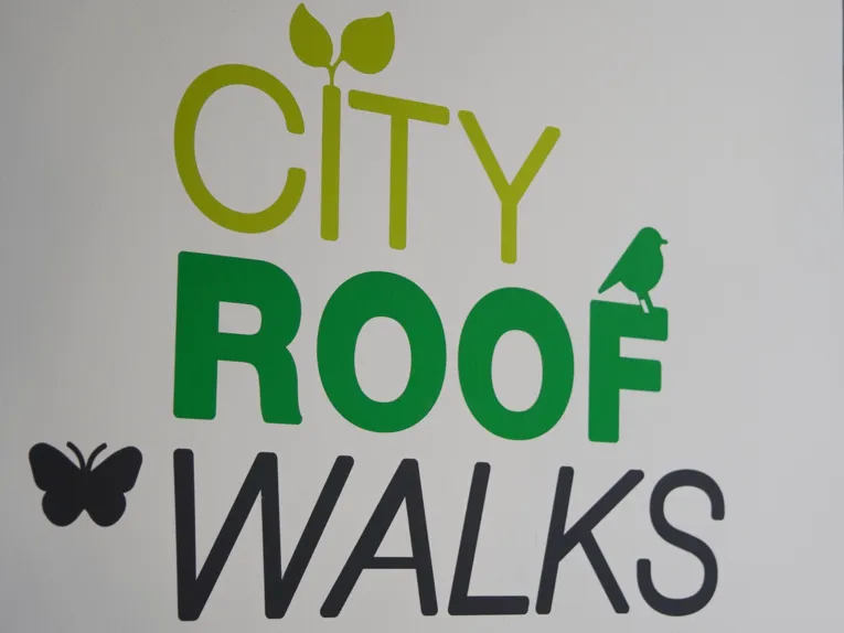 Ein Logo, in dem "City Roof Walk" steht.