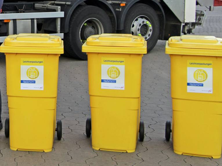 Drei gelbe Mülltonnen mit der Aufschrift "Leichtverpackungen"