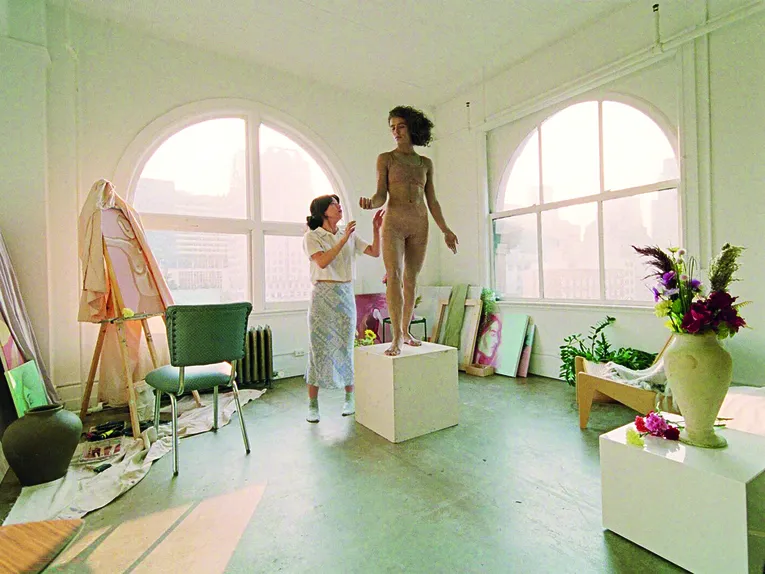 Eine helle Atelier- oder Studioszene zeigt zwei Personen zwischen Kunstobjekten und Staffeleien. Eine Person steht auf einem Podest, während die andere daneben positioniert ist. Große Rundbogenfenster lassen warmes Tageslicht in den Raum fallen und setzen die Gemälde, Blumenarrangements und Skulpturen wirkungsvoll in Szene. Die luftige Komposition verleiht dem Bild eine künstlerische und träumerische Atmosphäre.