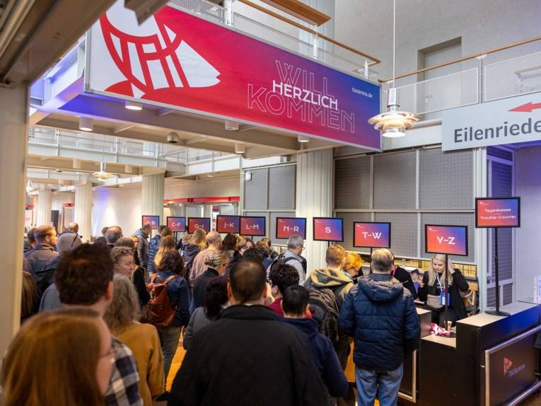 Menschen in Messehalle