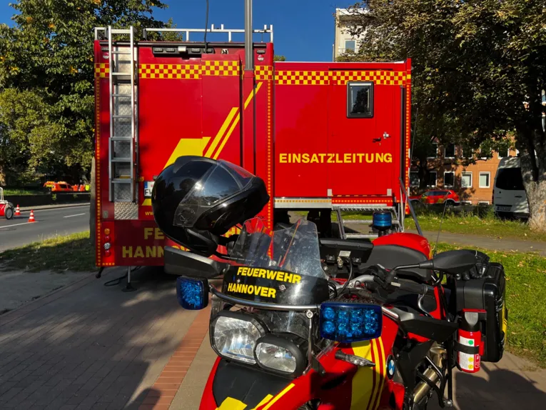 Ein Feuerwehrmotorrad vor der Technischen Einsatzleitung