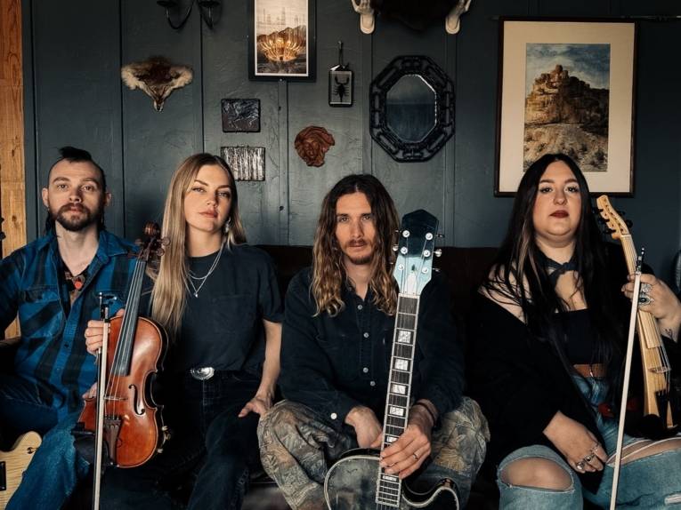 Zu sehen ist die Band Spirit Mother mit ihren Saiteninstrumenten.