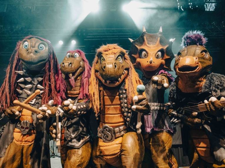 Vier Dinosaurier und ein Drache