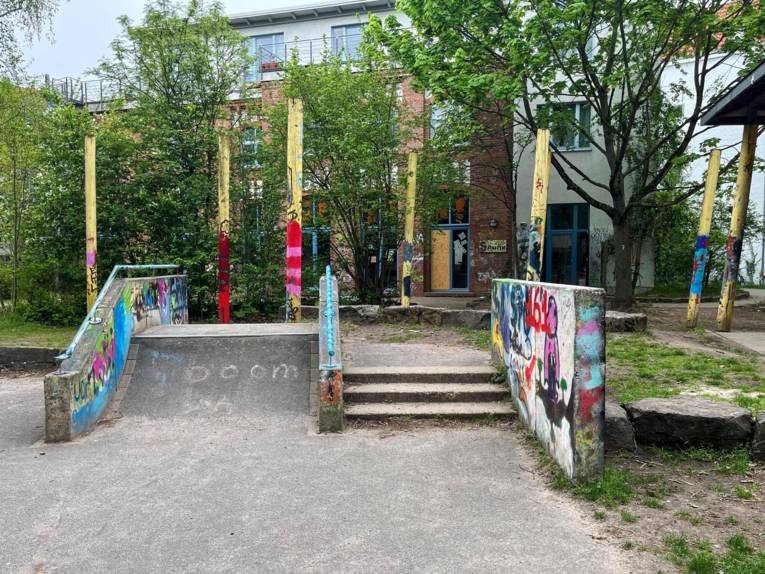 Blick auf eine Skaterrampe auf einem Spielplatz.