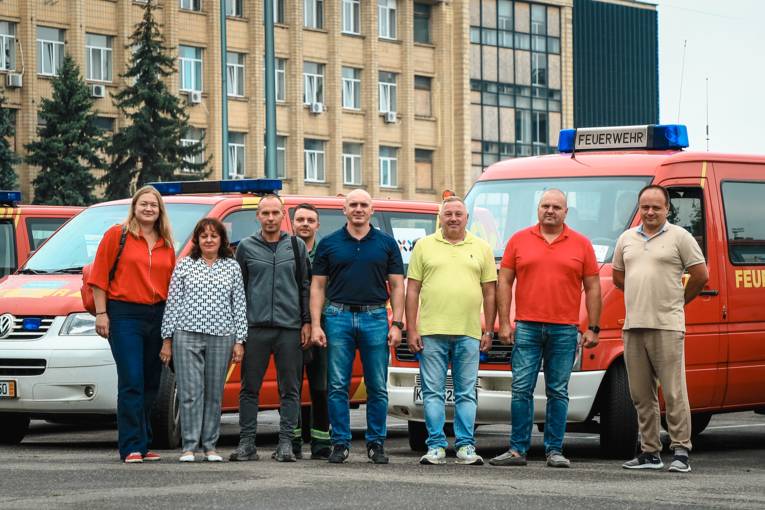 Bürgermeister Syenkevych und Vertreter*innen der Stadtverwaltung empfangen die Fahrzeuge und die Fahrer*innen