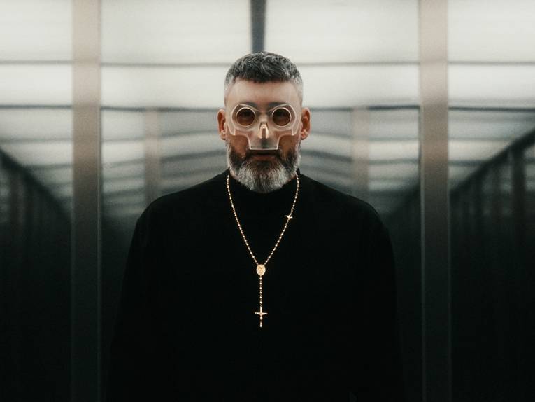 Der Rapper Sido mit durchsichtiger Maske