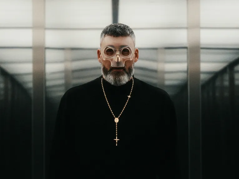 Der Rapper Sido mit durchsichtiger Maske