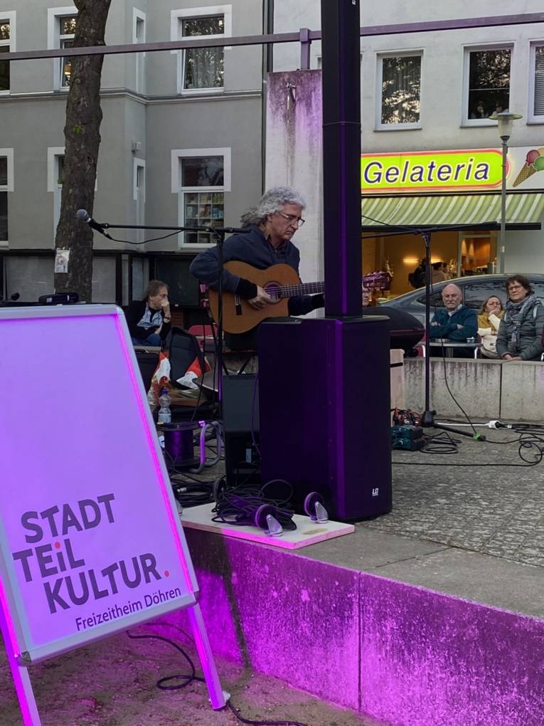 Omid Bahadori verzaubert das Publikum auf dem Fiedelerplatz.