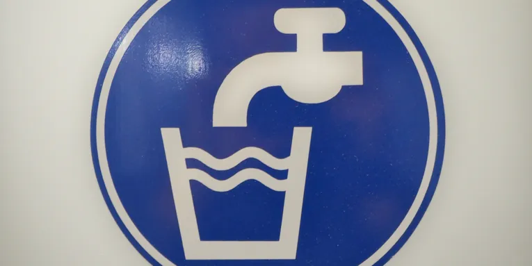 Hinweisschild an einer Tür.