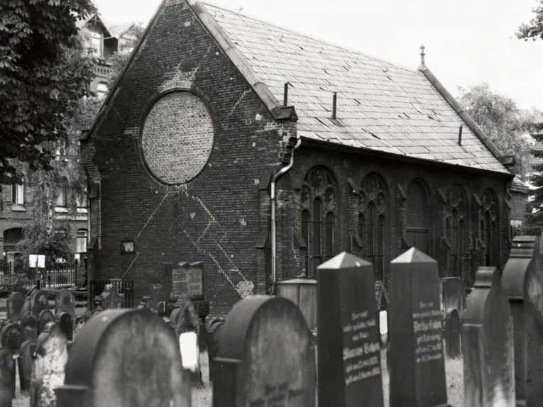 Blick auf die alte Predigthalle auf dem jüdischen Friedhof An der Strangriede 55 in den 1980er Jahren