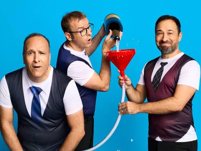 Zu sehen sind die drei Mitglieder des Comedy-Trio „Eure Mütter“. Mit zu Grimassen geschnittenen Gesichtern schauen sie in die Kamera. Kritzeleien mit schwarzem Edding sind über die Gesichter gemalt.