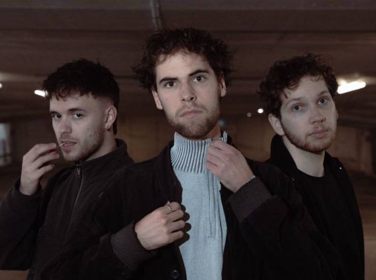 Drei Männer mit kurzem Haar und Bart