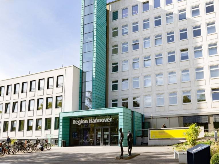 Besucherinnen und Besucher können den Eingang zum Haus der Region an der Hildesheimer Straße 20 über eine Treppe und eine Rampe erreichen.