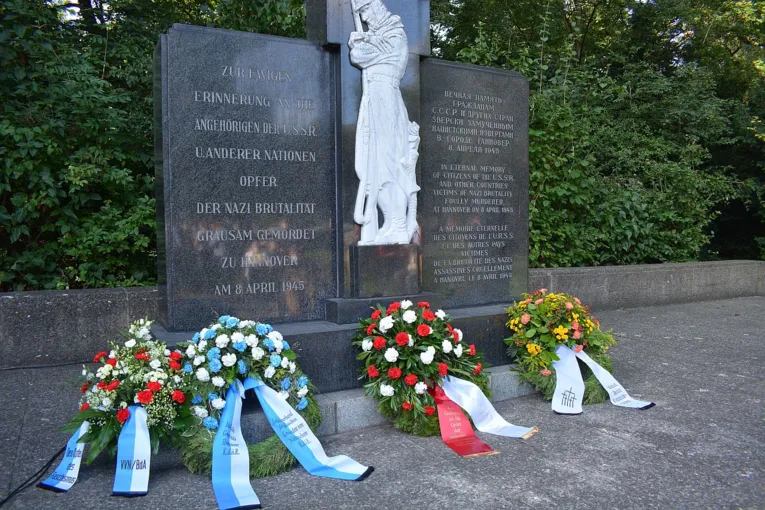 Kr&auml;nze am Mahnmal auf dem Ehrenfriedhof