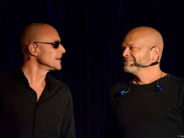 Die Musiker der Band namens die feisten