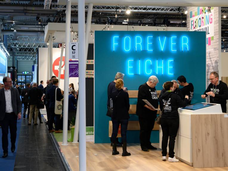 Messestand mit Leuchtschrift "Eiche Forever"