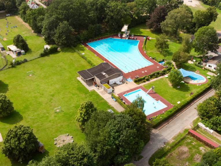 Luftbild eines Freibades