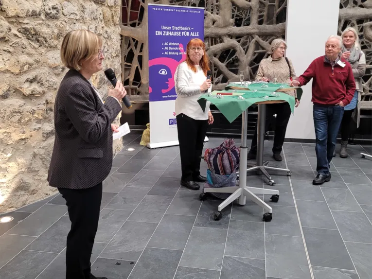 Stadtbezirksmanagerin Kathrin Rembecki moderiert die Veranstaltung