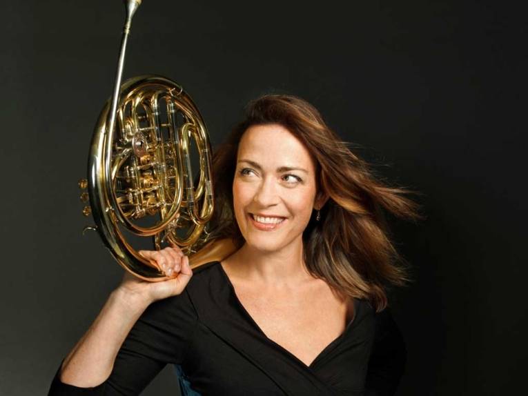 Musikerin mit Horn