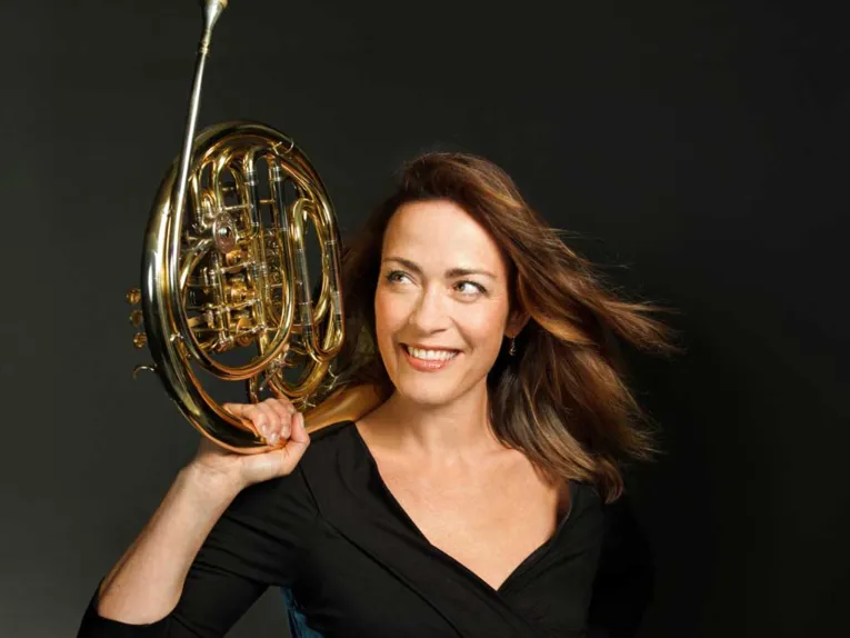 Musikerin mit Horn