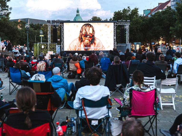 Open-Air-Kino auf dem Opernplatz