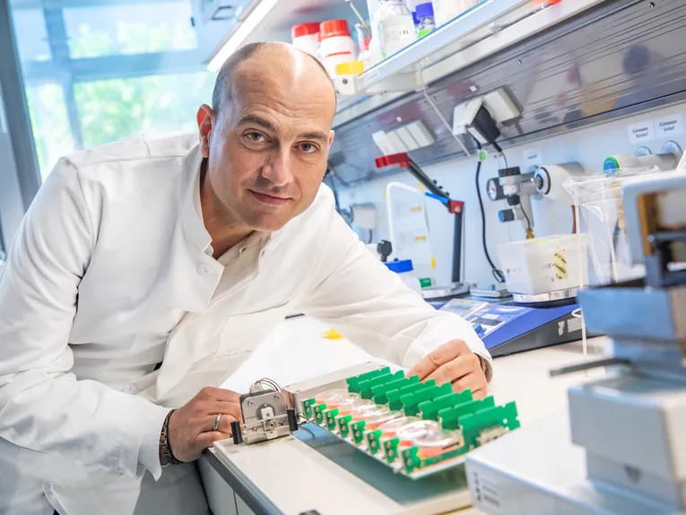Professor Dr. Dr. Thomas Thum in einem Labor vor einer medizinischen Apparatur.