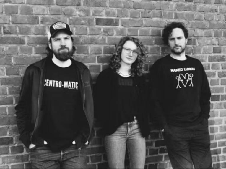 Die Musikerin und zwei Musiker der Band.