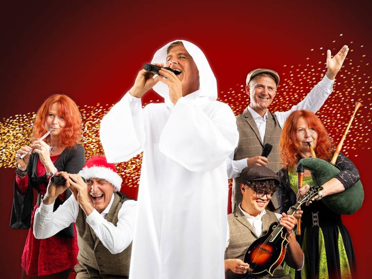 Die Männer und zwei Frauen der Show-Gruppe