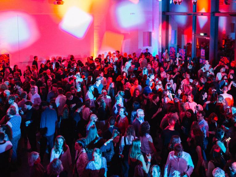 Menschen tanzen im Sprengel Museum Hannover