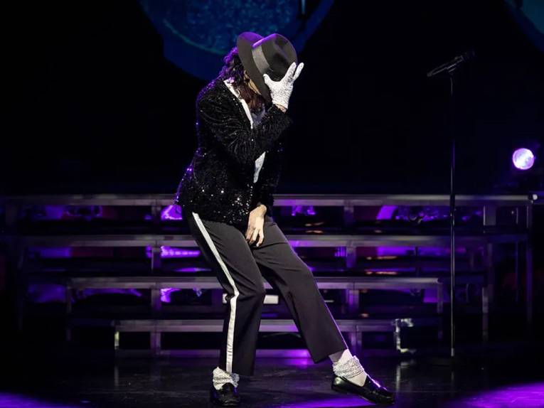 Ein als Michael Jackson verkleideter Mann tanzt auf der Bühne