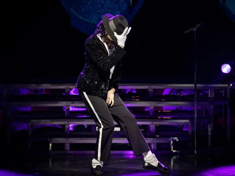 Ein als Michael Jackson verkleideter Mann tanzt auf der Bühne