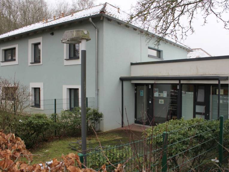 Blick auf den Eingang eines Geb&auml;udes.