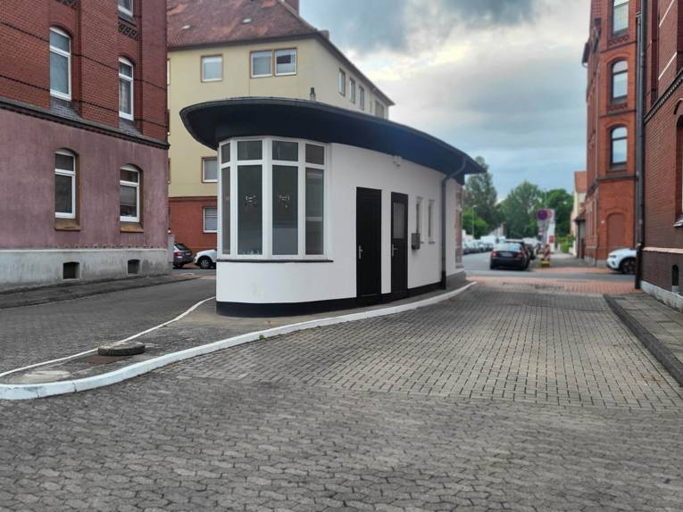 Ein Gebäude von außen.