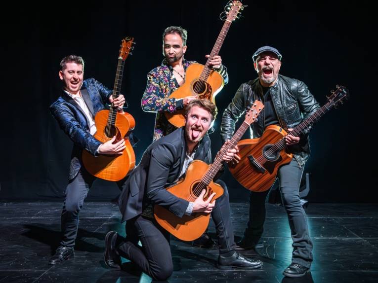 Zu sehen sind 4 Gitarrenspieler, Mitglieder des Gitarenquartetts „40 Fingers“.
