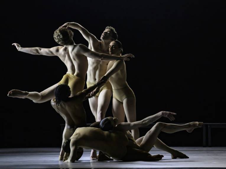 Sechs Balletttänzer und -tänzerinnen in Tanzposen