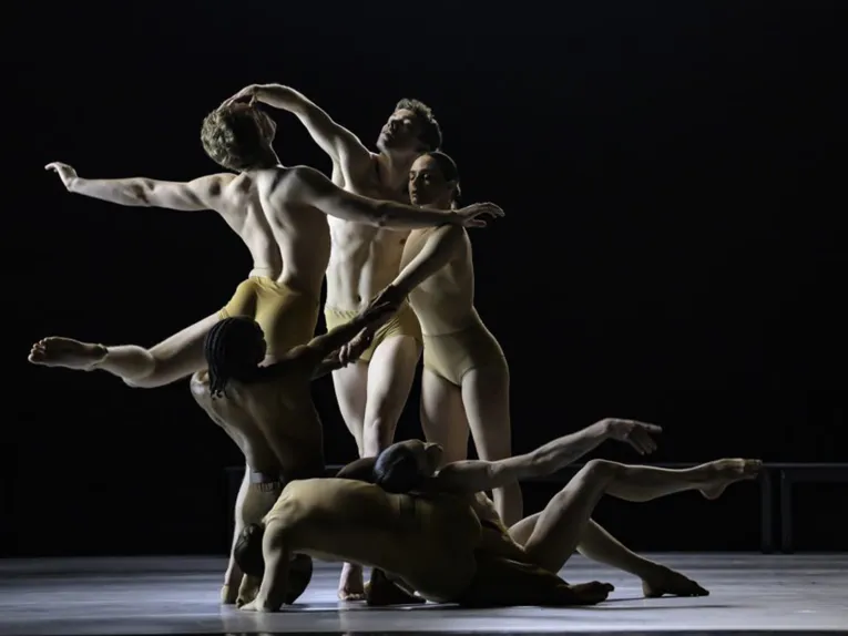Sechs Balletttänzer und -tänzerinnen in Tanzposen