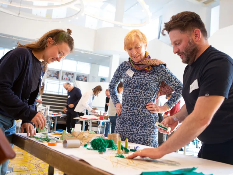 Aufbruch ins Tun: Workshop-Reihe &bdquo;Schritt f&uuml;r Schritt&ldquo;