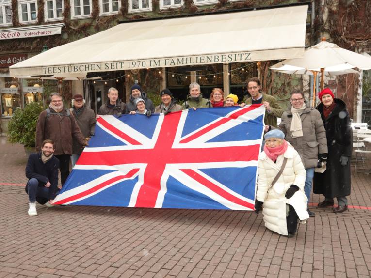 Das Bild zeigt einige Teilnehmer der Stadttour "Very British – auf den Spuren der Personalunion" vor dem Teestübchen.