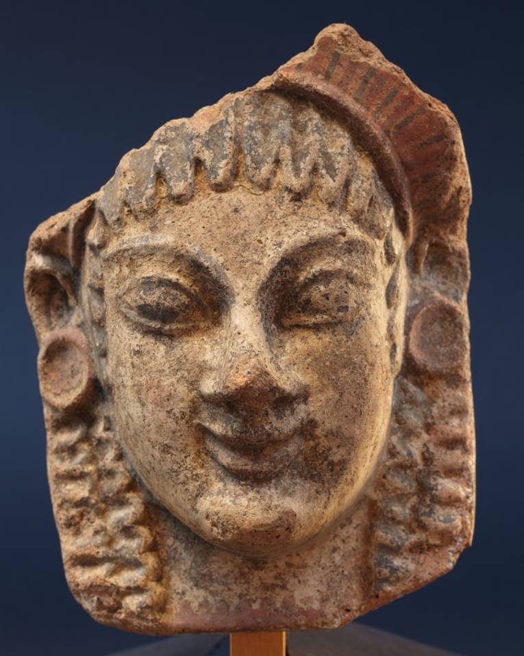 Kopf einer Frau als abschließendes Zierelement eines Dachziegels (Antefix)